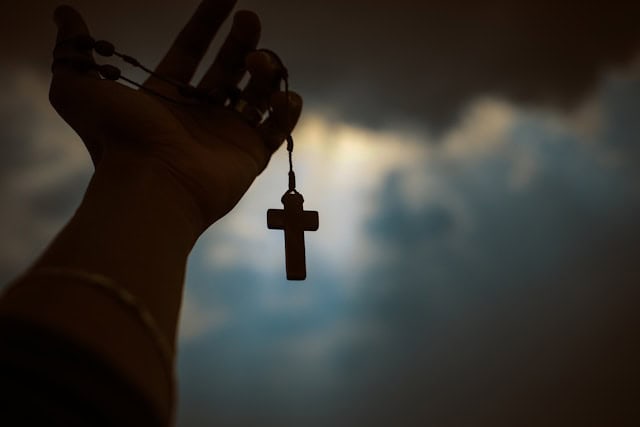 hands holding a rosary